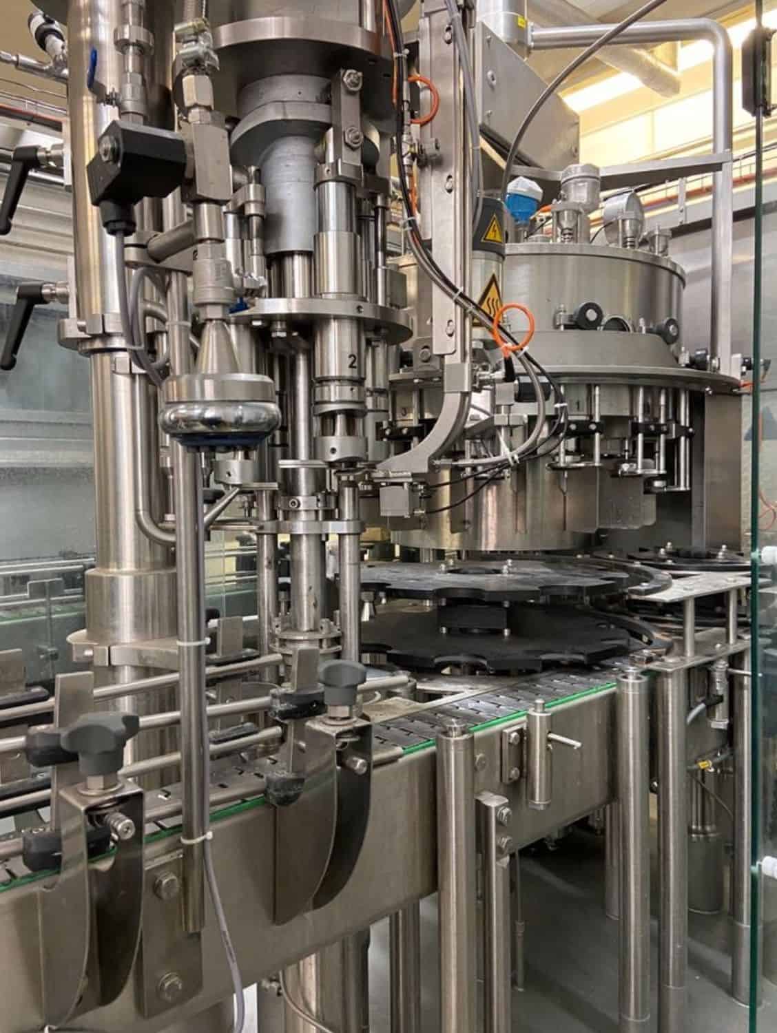 غرفة عمل خط تعبئة الزجاج القابل للإرجاع من Nagel، PAC، Juwatec للبيرة والمشروبات الغازية 