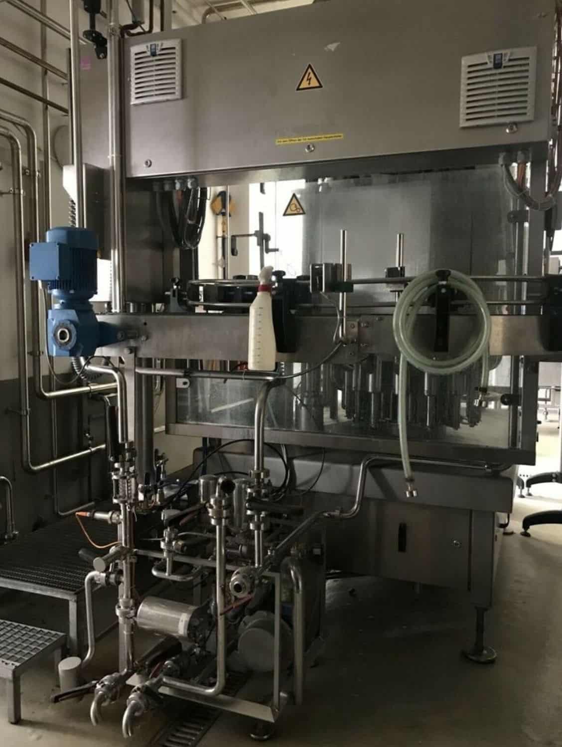 منظر جانبي لخط تعبئة الزجاج القابل للإرجاع من Nagel، PAC، Juwatec للبيرة والمشروبات الغازية 
