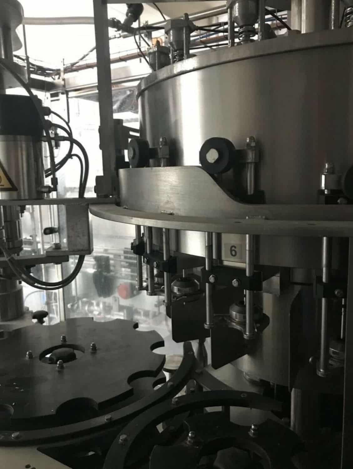 غرفة عمل خط تعبئة الزجاج القابل للإرجاع من Nagel، PAC، Juwatec للبيرة والمشروبات الغازية 