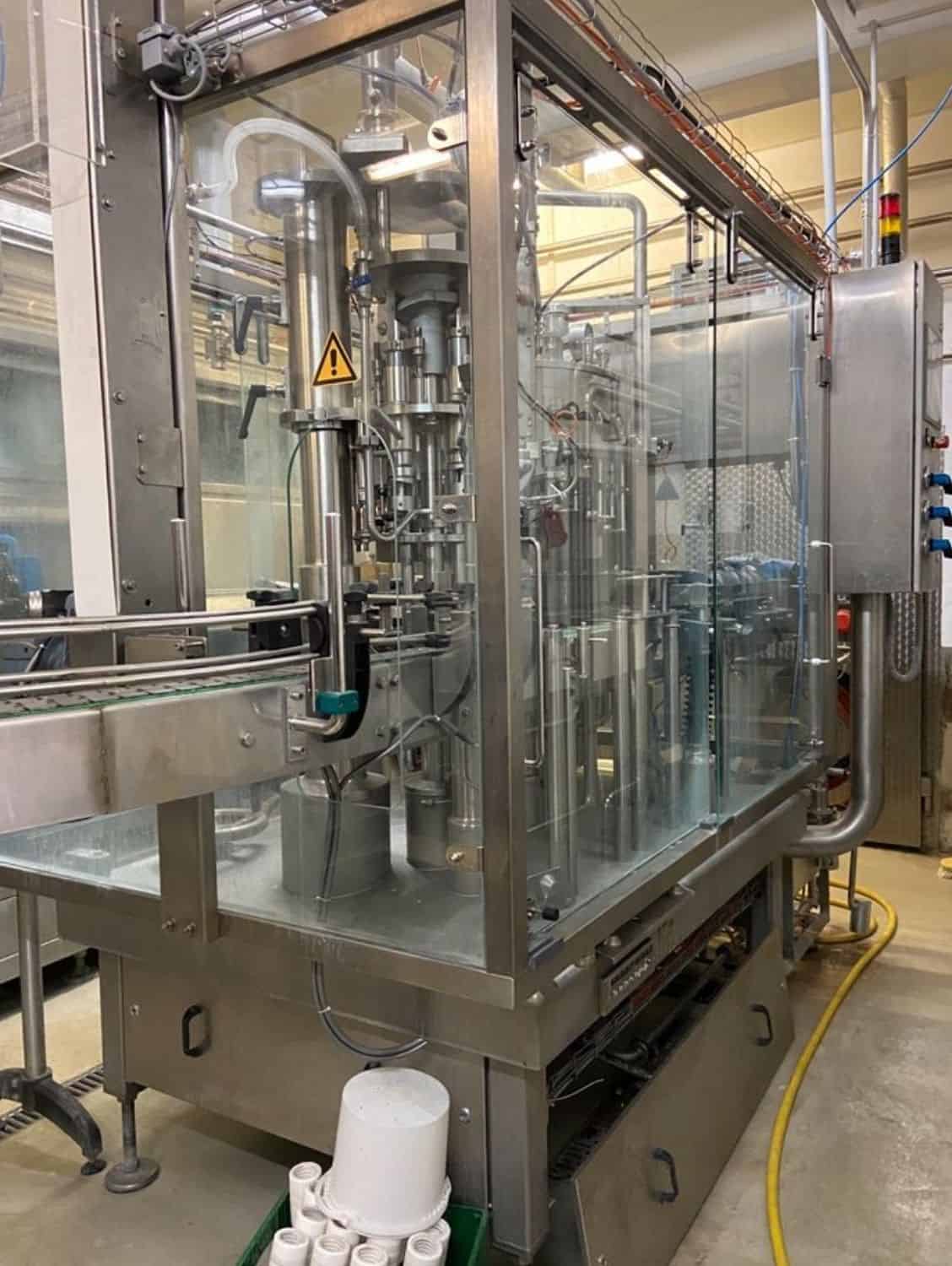 المنظر الأيمن لخط تعبئة الزجاج القابل للإرجاع من Nagel، PAC، Juwatec للبيرة والمشروبات الغازية 