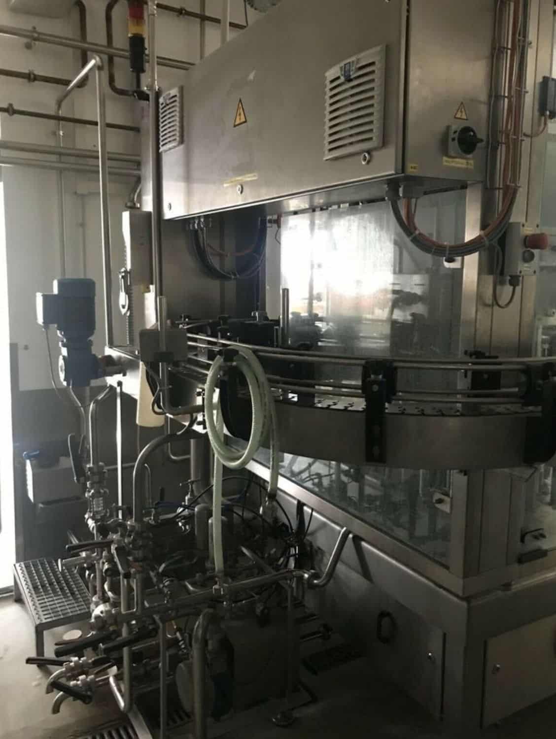 المنظر الأيسر لخط تعبئة الزجاج القابل للإرجاع من Nagel، PAC، Juwatec للبيرة والمشروبات الغازية 
