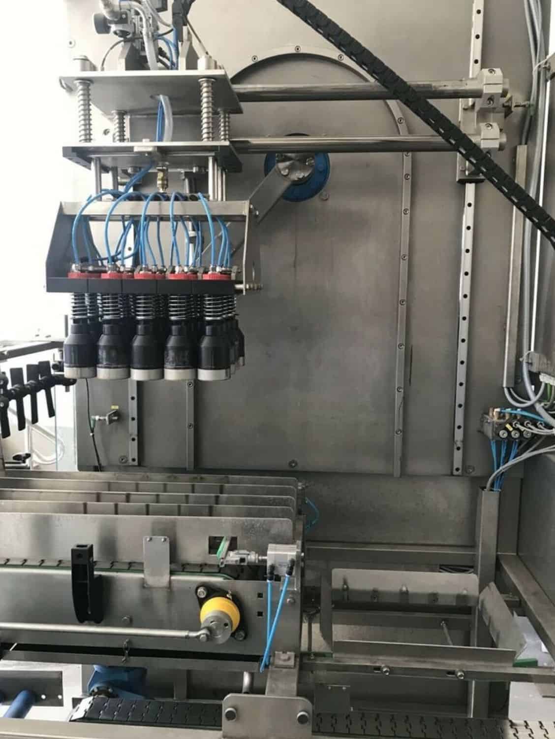 المنظر الأيسر لخط تعبئة الزجاج القابل للإرجاع من Nagel، PAC، Juwatec للبيرة والمشروبات الغازية 