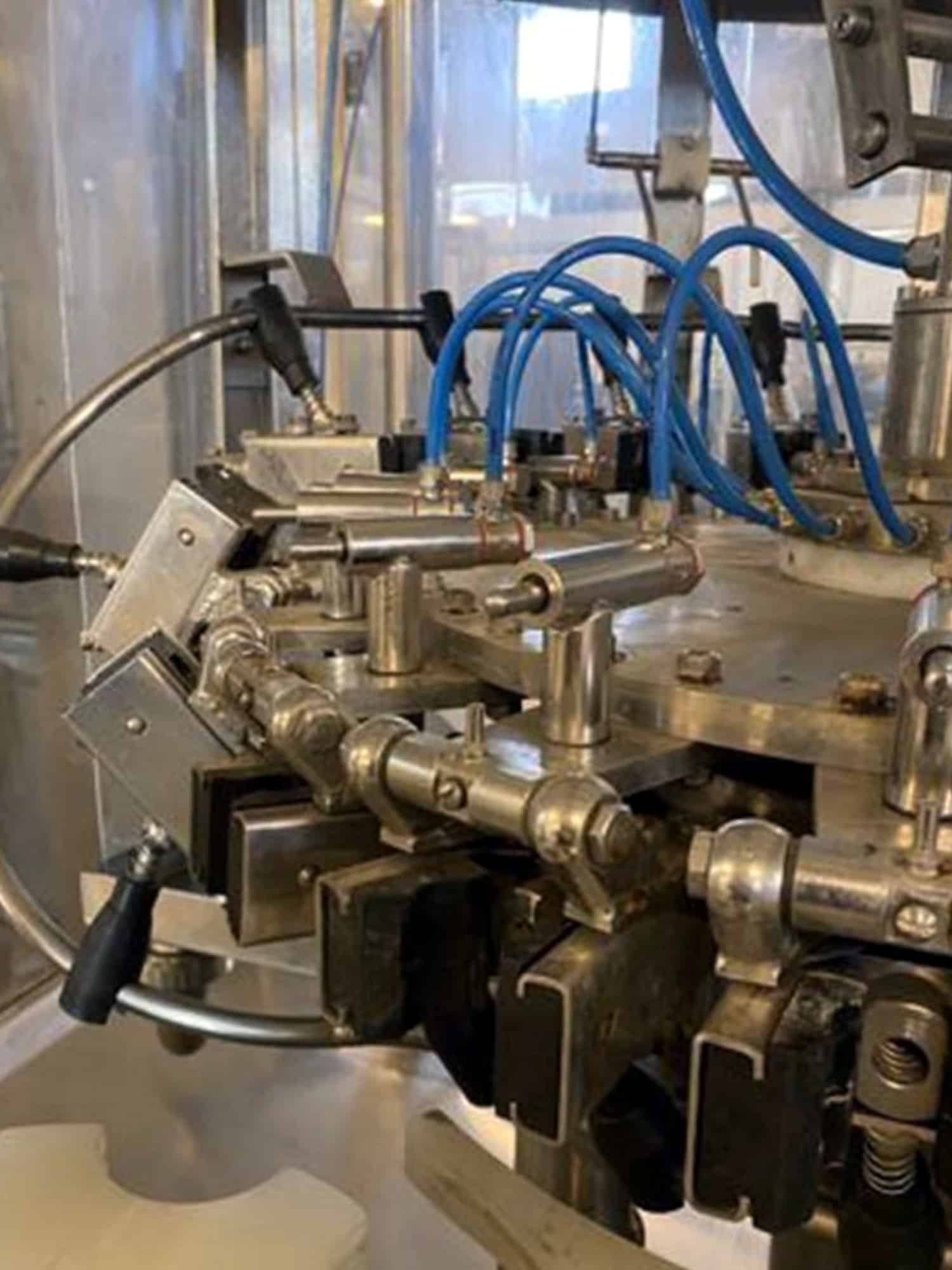 منظر جانبي لكتلة ميليجاري ثلاثية الكتل 